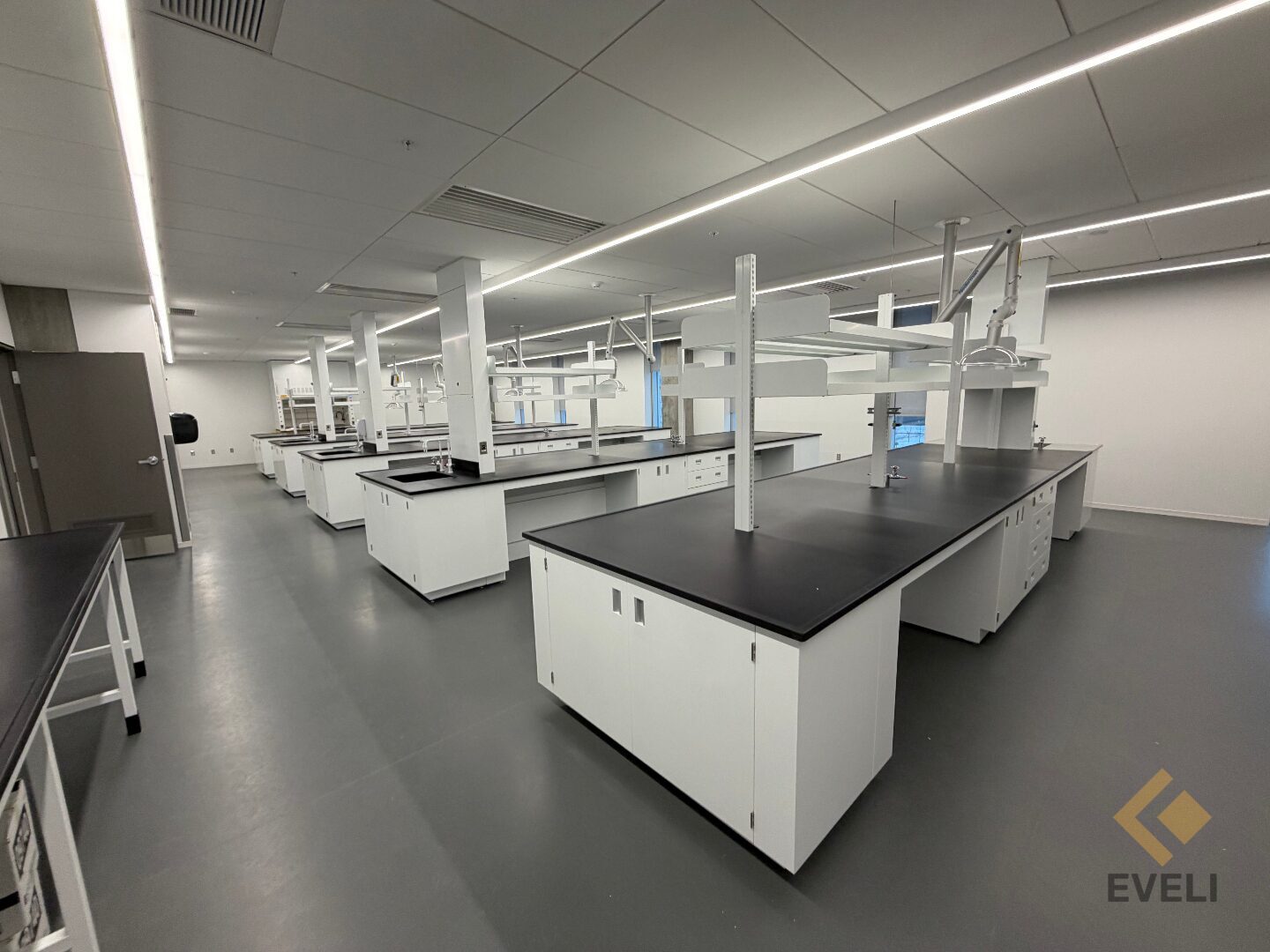 Mobilier de laboratoire installé par EVELI