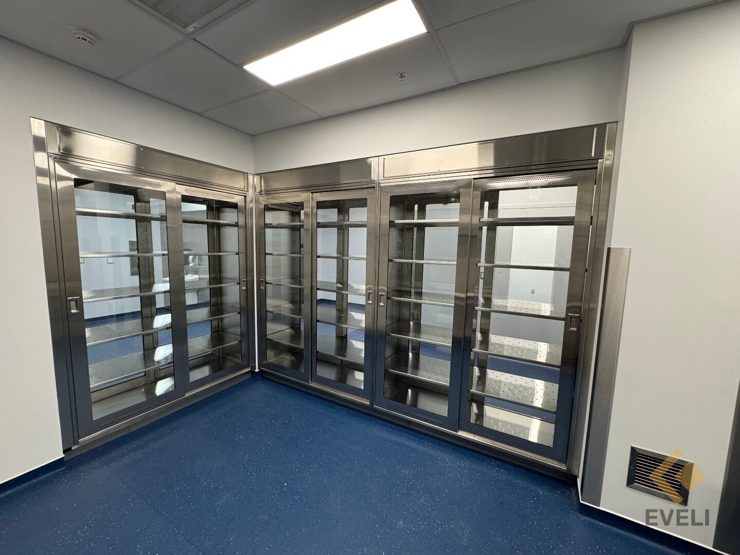 Armoires de rangement en acier inoxydable, vue en coin