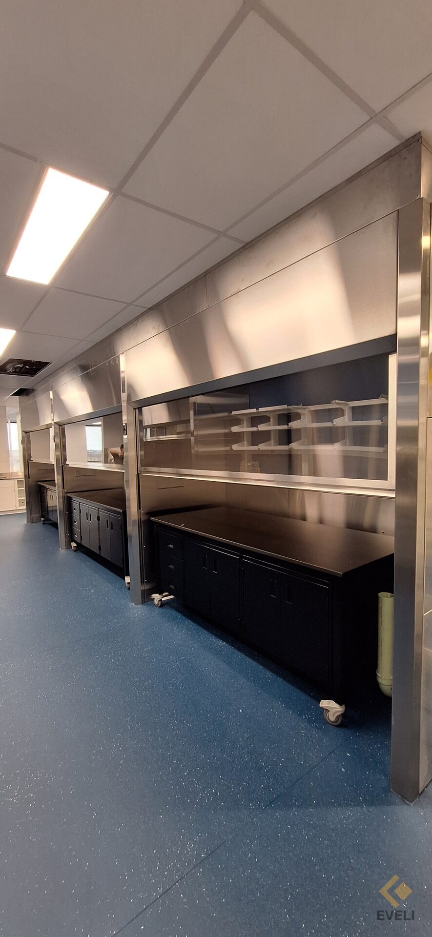 Installation de hottes chimiques en acier inoxydable